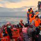 Proses evakuasi penumpang KMP Nusa Dua  Yang kandas dI Selat Bali, (Istimewa)