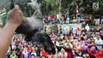 Warga berebut bebek saat perlombaan 17 Agustusan di kampung Warna-Warni, Katulampa, Bogor (17/8). Beragam loma diikuti warga dalam kegiatan Pesta Rakyat memeriahkan HUT Ke73 Republik Indonesia.(merdeka.com/ arie basuki)