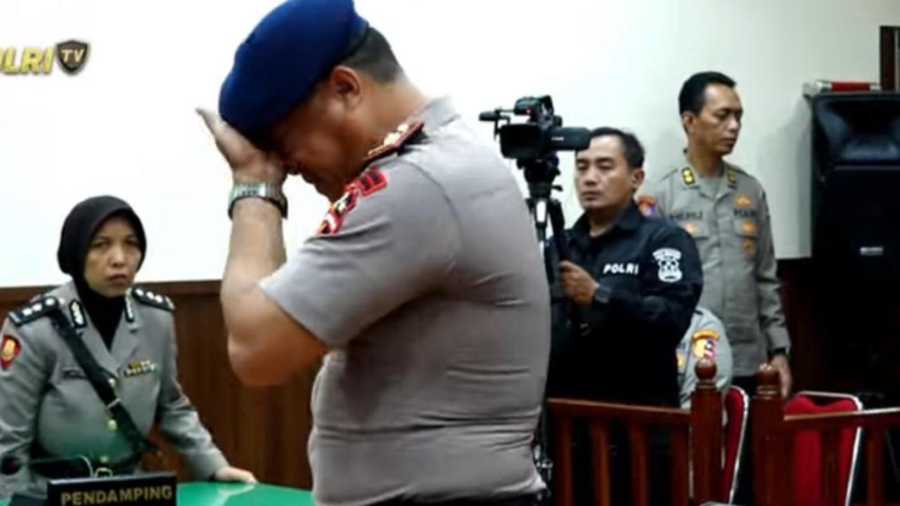Tak Kuasa Tahan Tangis, Kompol Cosmas dan Bripka Rohmad Terisak Setelah Divonis