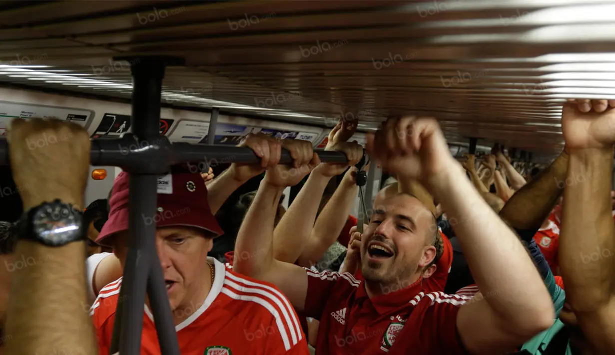 Para suporter Wales membuat keramaian di dalam subway metro di Lyon, Prancis, Rabu (6/7/2016). Saat menaiki transportasi itu mereka bernyanyi dan memukul2 atap subway. (Bola.com/Vitalis Yogi Trisna)