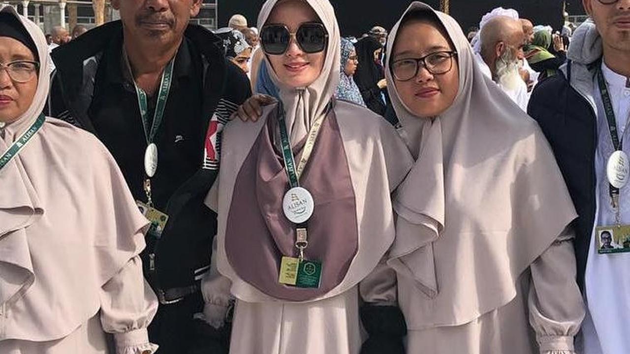 Momen Umroh Zaskia Gotik Bersama Keluarga Besar