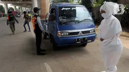 Petugas mengenakan kostum pocong saat razia penggunaan masker di kawasan Andara, Jakarta Selatan, Kamis (3/9/2020). Sejumlah razia dilakukan untuk mendisiplinkan warga mengenai protokol kesehatan menyusul masuknya DKI Jakarta ke dalam zona merah COVID-19. (merdeka.com/Arie Basuki)