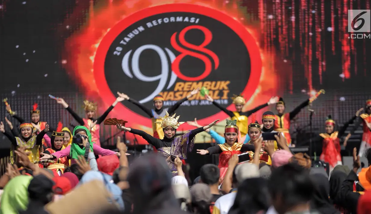 Tarian nusantara memeriahkan penutupan rembuk nasional aktivis '98 di Kemayoran, Jakarta, Sabtu (7/7). Rembuk nasional aktivis '98 yang diikuti puluhan ribu peserta tersebut dihadiri oleh Presiden Joko Widodo (Jokowi). (Liputan6.com/Faizal Fanani)