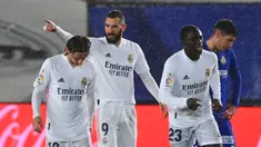 Striker Real Madrid, Karim Benzema (tengah) melakukan selebrasi usai mencetak gol pertama timnya ke gawang Getafe dalam laga lanjutan Liga Spanyol 2020/21 pekan ke-22 di Alfredo di Stefano Stadium, Selasa (9/2/2021). Real Madrid menang 2-0 atas Getafe. (AFP/Gabriel Bouys)
