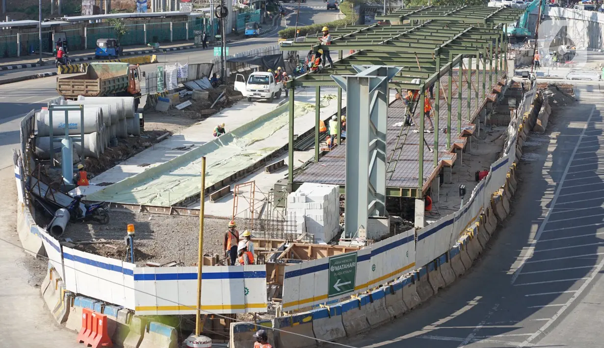 Pekerja menyelesaikan pembangunan proyek Underpass Senen Extension di Jakarta, Selasa (7/7/2020). Proyek yang menelan anggaran mencapai Rp 121,1 miliar dan ditargetkan selesai pada Desember 2020 tersebut diharapkan dapat mengurai kemacetan di kawasan tersebut. (Liputan6.com/Immanuel Antonius)