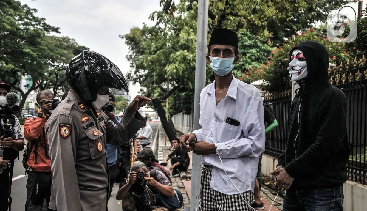 Polisi membubarkan massa yang tergabung dalam Asosiasi Petani Tembakau Indonesia saat unjuk rasa di depan Kantor Sekretariat Negara, Jakarta, Senin (20/9/2021). Dalam aksi tersebut massa menolak rencana pemerintah menaikan tarif Cukai Hasil Tembakau (CHT) pada 2022. (merdeka.com/Iqbal S. Nugroho)