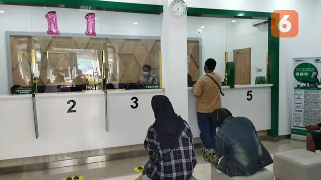 Warga mengantre di Pegadaian Cabang Banyuwangi, hendak melakukan penebusan barang jelang lebaran (Hermawan Arifianto/Liputan6.com)