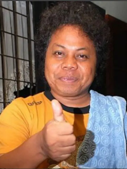 Komedian yang menghembuskan napas terakhir di usia 47 tahun ini dikenal berkat acara ‘Tawa Sutra’. Wajahnya pertama kali dilihat di acara ‘Ngelaba’ bersama trio Akrie, Parto, dan Eko Patrio. (via instagram/@merdika_agustin)