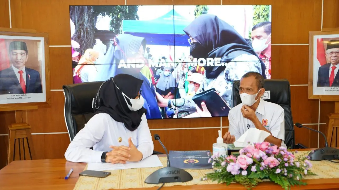 Bupati Banyuwangi Ipuk Fiestiandani (Kanan) mendengarkan paparan dari ketua KONIBanyuwangi Mukayin (Kiri) (Istimewa)