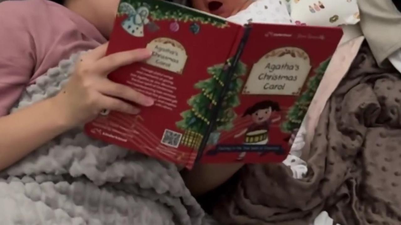 Momen Gemas Baby Agatha Menyimak Gritte Agatha saat Membacakan Buku