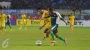 Penyerang PS TNI, Aldino Herdianto (kanan) berebut bola dengan pemain Sriwijaya FC pada lanjutan Turnamen Piala Bhayangkara di Stadion Si Jalak Harupat, Bandung, Minggu (20/3/2016). Sriwijaya FC unggul 2-1 atas PS TNI. (Liputan6.com/Helmi Fithriansyah)