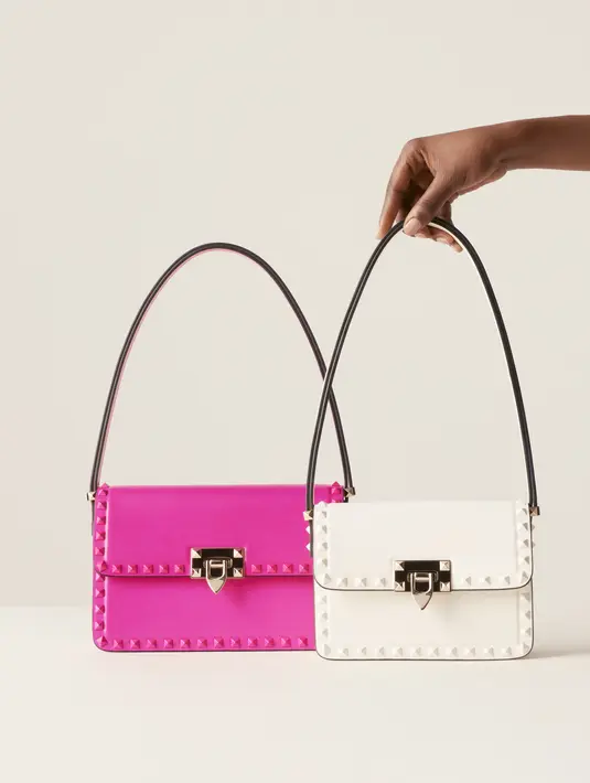 Lewat tas ini, Pierpaolo Picciolo melanjutkan proses resignifikasi kode ikonis Valentino. Rockstud adalah simbol dari sikap aristo-punk, mencerminkan individualitas dan kecenderungan melanggar batas dari mereka yang memakainya. Foto: Valentino.