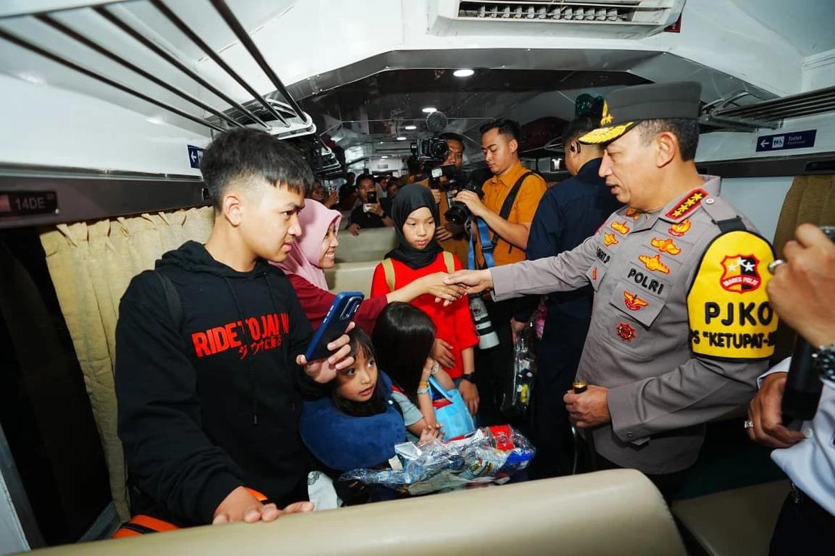 FOTO: Kapolri Tinjau Langsung Kesiapan Transportasi Jelang Puncak Mudik di Surabaya