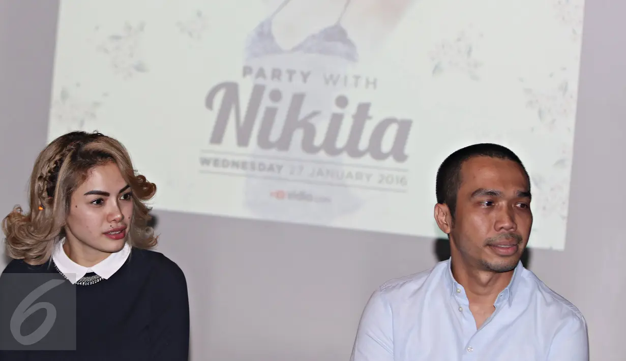 Nikita Mirzani (kiri) saat menghadiri acara di Senayan City, Jakarta, Rabu (27/1/2016). Nikita mendapat uang Rp.100 juta dari Vidio.com karena videonya di Vidio.com telah dilihat 1 juta penonton. (Liputan6.com/Immanuel Antonius)