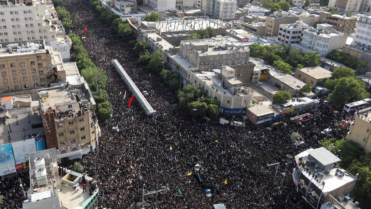 Pemandangan lautan manusia memadati jalanan utama Kota Masyhad, timur laut Iran, pada Kamis (23/5/2024). Puluhan ribu orang berkumpul di jalan-jalan utama Kota Masyhad untuk menyambut kedatangan jenazah Presiden Iran Ebrahim Raisi yang meninggal dunia dal