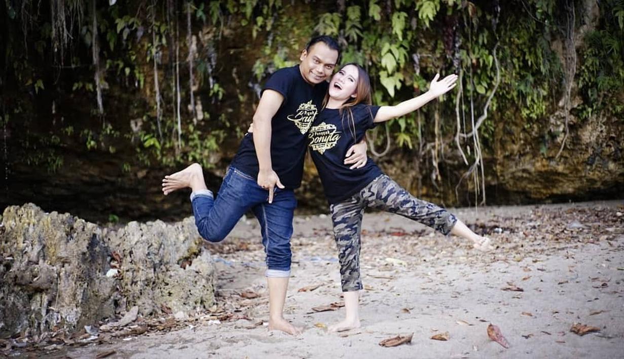 Foto Potret Kebersamaan Eny Sagita Dan Suami Penuh Kemesraan Surabaya Liputan6 Com