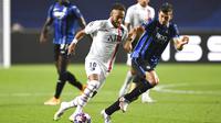 Pemain Paris Saint-Germain (PSG), Neymar berusaha melewati pemain Atalanta, Remo Freuler, pada laga perempat final Liga Champions di Stadion Da Luz, Rabu (12/8/2020). PSG menang 2-1 atas Atalanta. (David Ramos/Pool,via AP)