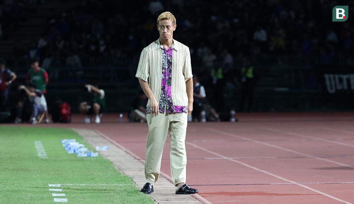 Pelatih Timnas Kamboja U-22, Keisuke Honda saat laga Grup A Sepak Bola SEA Games 2023 melawan Timnas Indonesia di Olympic National Stadium, Phnom Penh, Kamboja, Rabu (10/5/2023) malam WIB. Honda terkenal dengan gaya berpakaian unik saat mendampingi Kamboja pada perhelatan akbar olahraga di Asia Tenggara tersebut. (Bola.com/Abdul Aziz)
