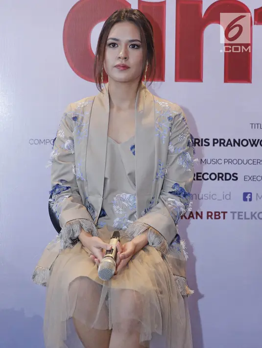 Penyanyi Raisa saat jumpa pers soundtrack film Ayat-Ayat Cinta 2 di kawasan Setiabudi, Jakarta, Senin (27/11). Raisa mengisi soundtrack film Ayat-Ayat Cinta 2 dengan lagu berjudul "Teduhnya Wanita ". (Liputan6.com/Herman Zakharia)