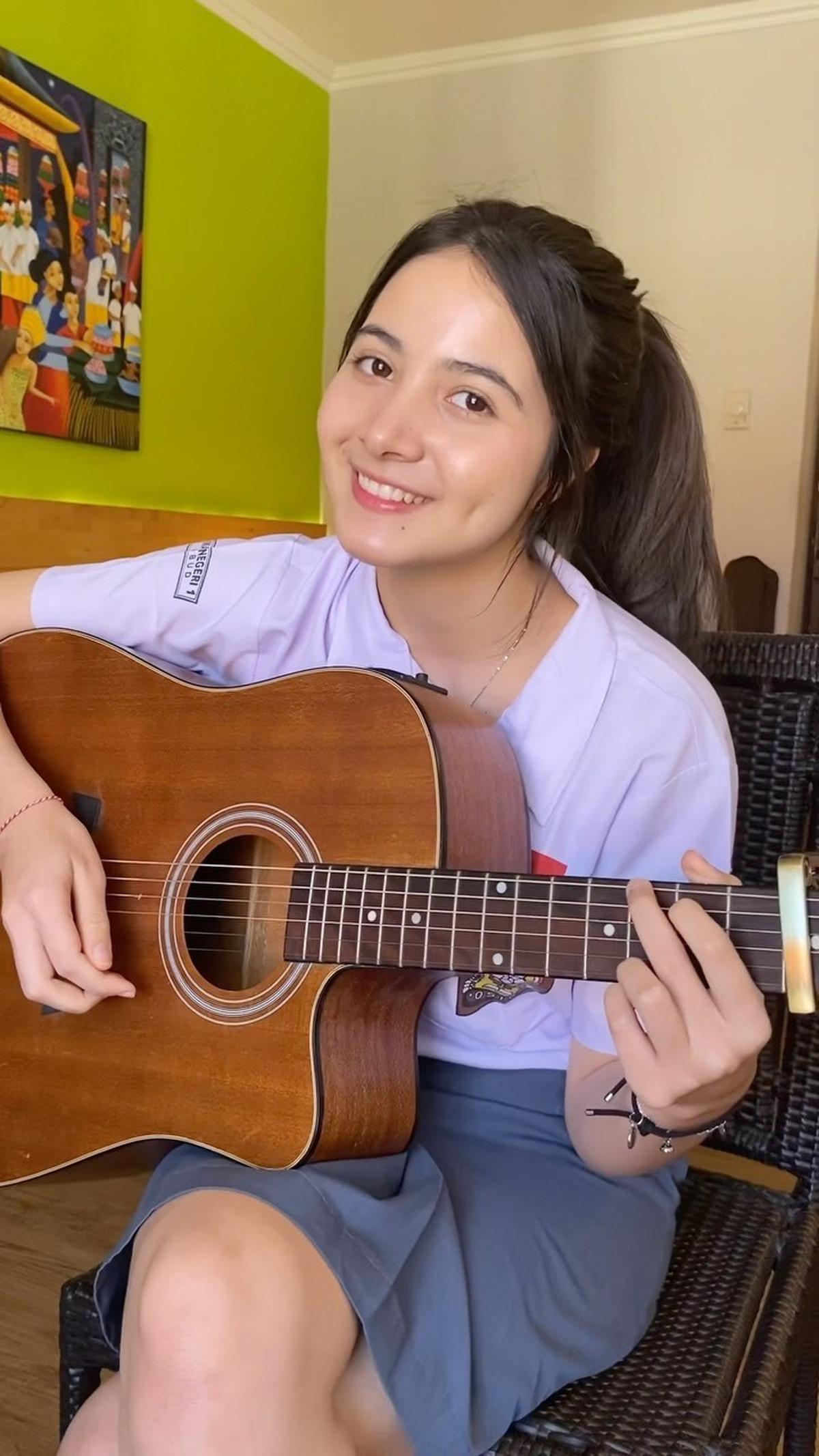 Jago Main Gitar dan Nyanyi