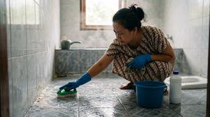 10 Cara Membersihkan Kerak Sabun di Lantai Kamar Mandi, Bikin Kinclong