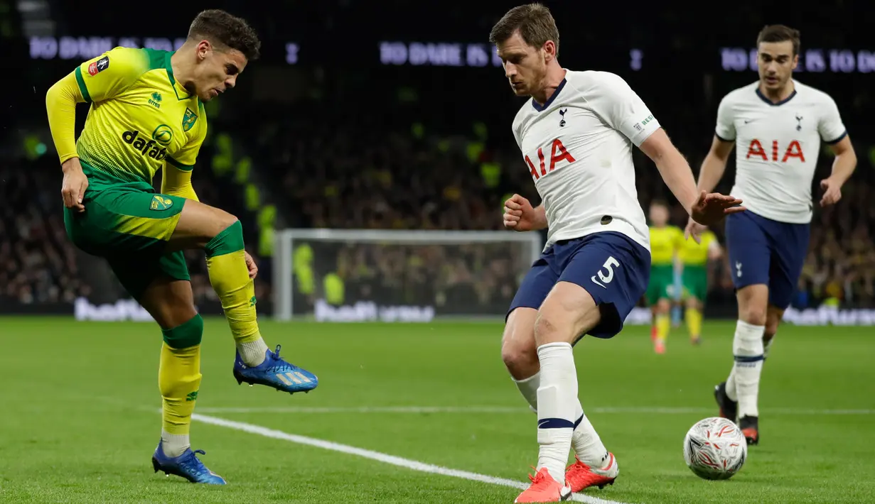 Pemain Norwich City, Max Aarons berebut bola dengan penyerang bek Tottenham Hotspur, Jan Vertonghen pada putaran kelima Piala FA di Tottenham Stadium, Rabu (4/3/2020). Langkah Tottenham di Piala FA 2019/2020 terhenti setelah kalah adu penalti 2-3 (1-1) dari Norwich. (AP/Kirsty Wigglesworth)