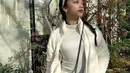 Kombinasi knitted bodycon dress dan wol jacket serba putih jadi salah satu andalan outfit liburan Naura Ayu di Jepang. Penampilannya kian manis dengan bandana warna putih dan sling bag nuansa monokrom. [@naura.ayu]
