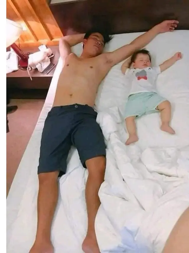 7 Potret Nyeleneh Bapak dan Anak Waktu Tidur Bareng, Posenya Kompak