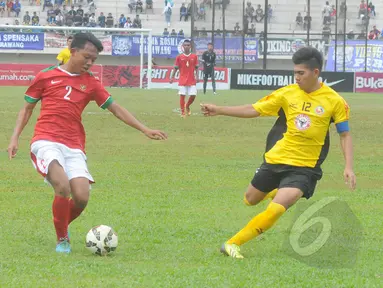 Pertarungan sengit tersaji di pertandingan uji coba antara Timnas U-16 Indonesia kontra Semen Padang U-16 di Stadion Singaperbangsa, Jawa Barat, Senin (9/3/2015). Timnas U-16 bermain imbang 4-4 dengan Semen Padang U-16. (Liputan6.com/Herman Zakharia)