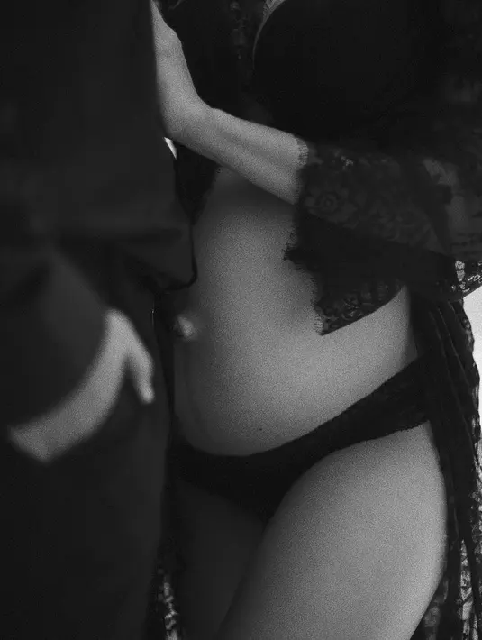 Triarona eks JKT48 akhirnya bisa melahirkan sesuai dengan keinginannya yaitu normal. Bahkan, ia menyebutnya tanpa bantuan induksi dan Epidural (metode penghilang rasa sakit). [Instagram/triarona]