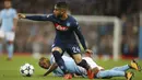 Gelandang Manchester City, Fernandinho, terjatuh saat berebut bola dengan striker Napoli, Lorenzo Insigne, pada laga Liga Champions di Stadion Etihad, Selasa (17/10/2017). Manchester City menang 2-1 atas Napoli. (AP/Dave Thompson)