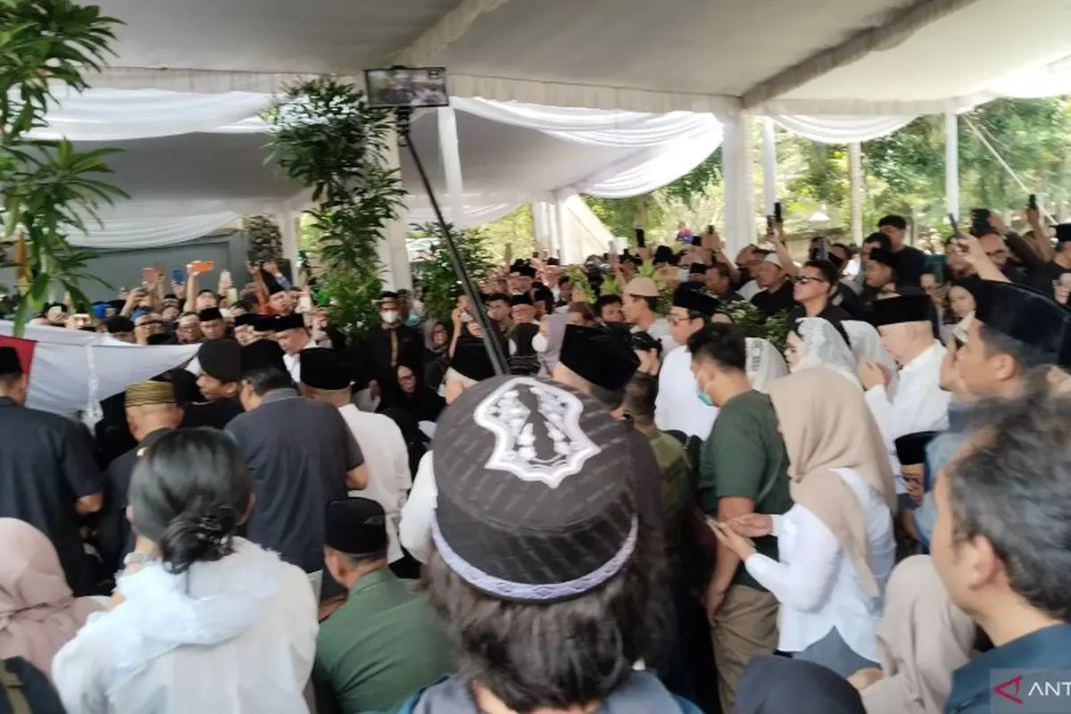 Warga antarkan jenazah Alex Noerdin ke TPU. (Antara)