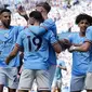 Selebrasi para pemain Manchester City setelah Julian Alvarez (kedua kiri) mencetak gol ke gawang Chelsea pada laga lanjutan pekan ke-37 Liga Inggris 2022/2023 di Etihad Stadium, Manchester (21/5/2023). (AP Photo/Jon Super)