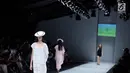 Seorang model membawakan busana rancangan desainer Derek Lawlor pada ajang Jakarta Fashion Week 2018 di Senayan City, Jumat (27/10). Melalui Derek Lawlor, British Council membawakan inspirasi dari negeri monarki. (Liputan6.com/Faizal Fanani)