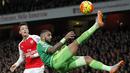 Pemain Arsenal, Mesut Ozil (kiri) melihat pemain Sunderland, Yann M'vila melakukan tendangan salto pada lanjutan Liga  Premier Inggris di Stadion Emirates, London, Sabtu (5/12/2015). (AFP Photo/Ikimages) 