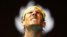 Ekspresi petenis Spanyol, Rafael Nadal, saat bertanding melawan rekannya, Fernando Verdasco, dalam babak pertama turnamen tenis Australia Terbuka 2016 di Melbourne Park, Australia, (19/1/2016). (Reuters/Thomas Peter)