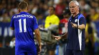 Manajer Leicester City, Claudio Ranieri (kanan) berdiskusi dengan pemain sayap, Marc Albrighton, pada laga kontra Paris Saint-Germain, di StubHub Center, Carson, California (30/7/2016). Ranieri memperpanjang kontrak dengan The Foxes.  (Reuters/Mike Blake)