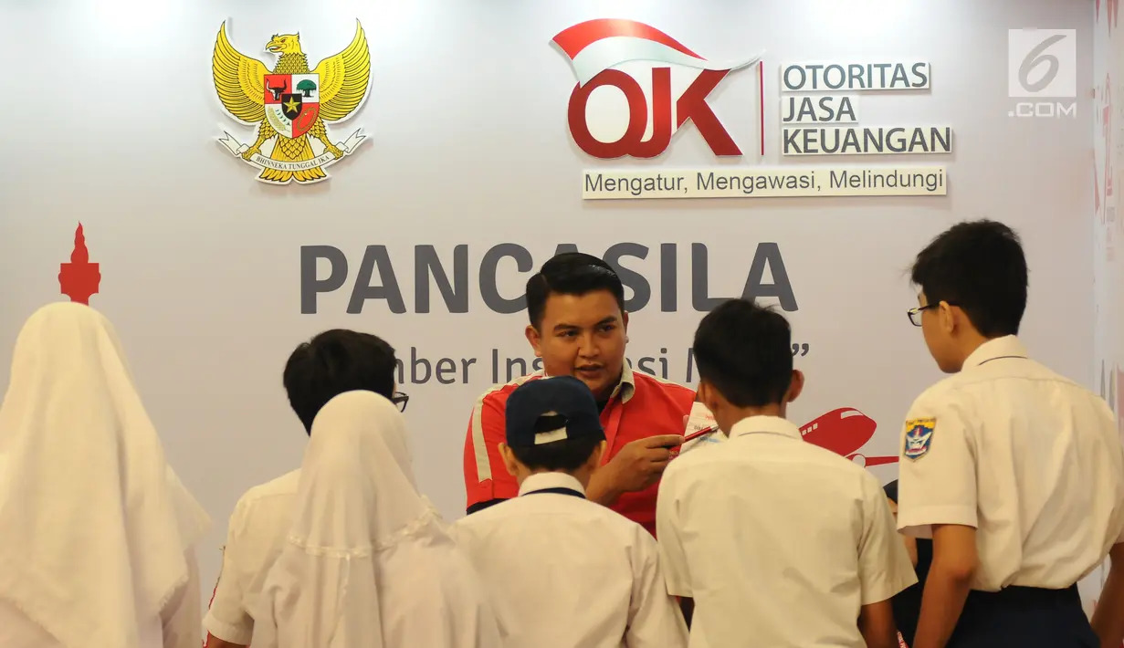 Beberapa pelajar menerima penjelasan dari staff OJK pada Festival Prestasi Indonesia di Hall Jakarta Convention Centre, Senin (21/8). Festival ini diselenggakan oleh UKP Pancasila bertema Pancasila Inspirasi Maju. (Liputan6.com/Helmi Fithriansyah)