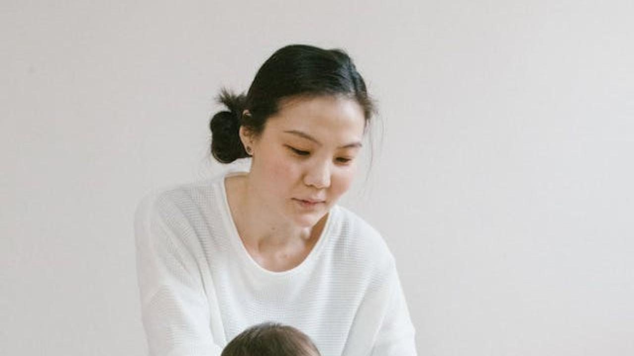 Mainan Bayi 0–12 Bulan yang Disarankan Para Ahli Tumbuh Kembang Anak