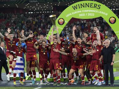 Para pemain AS Roma mengangkat trofi saat merayakan kemenangan setelah partai final Liga Konferensi Eropa UECL musim 2021-222 melawan Feyenoord di Arena Kombetare, Tirana, Albania, Kamis (26/5/2022) dini hari WIB. AS Roma menjuarai UEFA Europa Conference League usai mengalahkan Feyenoord 1-0 lewat gol Nicolo Zaniolo. (AP Photo/Antonio Calanni)