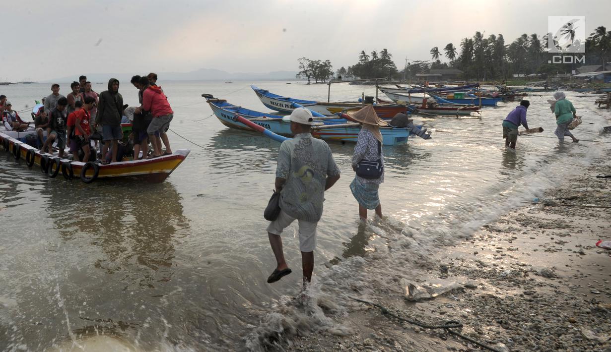 Aktivitas warga di kawasan Pasar Sumur Jaya, Pandeglang, Banten, Sabtu (3/8/2019). Aktivitas warga Kecamatan Sumur yang menjadi lokasi terdekat dari episentrum gempa Banten saat ini sudah kembali normal. (merdeka.com/Arie Basuki)