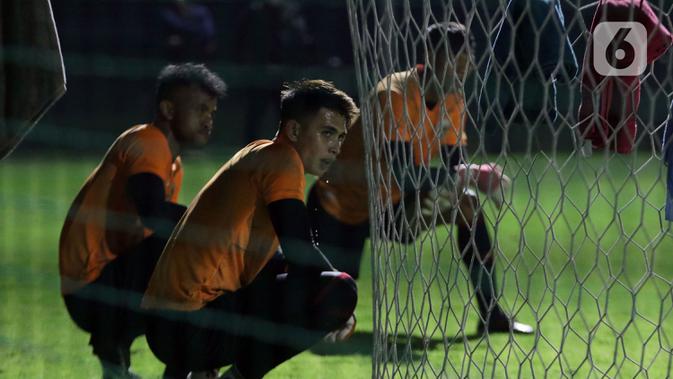 Penjaga gawang Timnas Indonesia U-22, Nadeo Argawinata (tengah) saat latihan di Lapangan D, Kompleks Gelora Bung Karno, Senayan, Jakarta, Selasa (2/3/2021). Latihan ini persiapan untuk dua ajang uji coba melawan tim Liga 1 Indonesia dan SEA Games 2021 di Vietnam. (Liputan6.com/Helmi Fithriansyah)