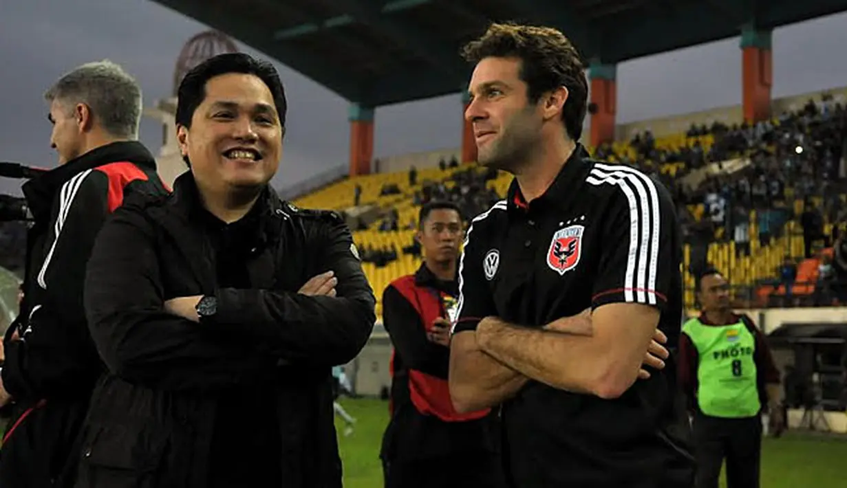 Di luar lapangan, pemilik klub DC United, Erick Thohir berbincang akrab dengan pelatih Ben Olsen (Liputan6.com/Helmi Fithriansyah).
