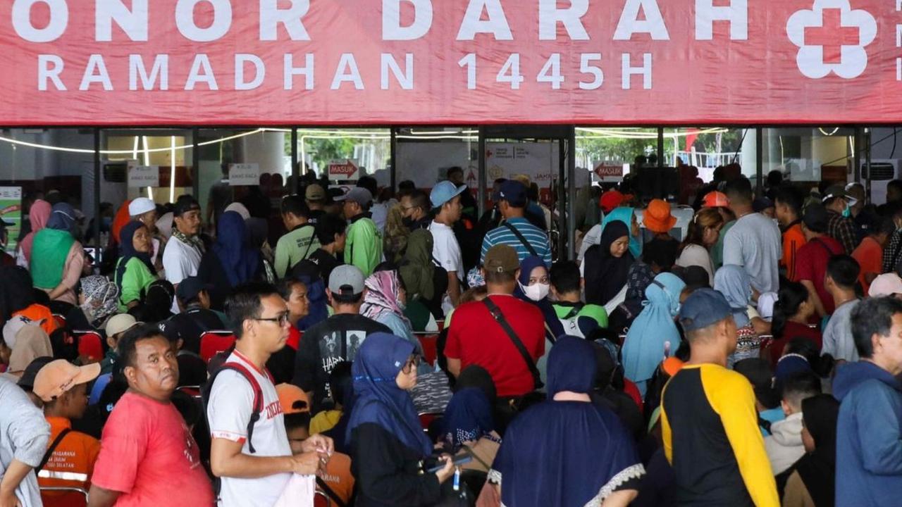Warga mendonorkan darah dalam kegiatan Donor Darah pada bulan Ramadan di Jakarta Internasional Stadium, Jakarta, Selasa (26/3/2024). Palang Merah Indonesia (PMI) Jakarta Utara mengadakan kegiatan Donor Darah pada bulan Ramadan 1445 Hijriah. Foto: Liputan