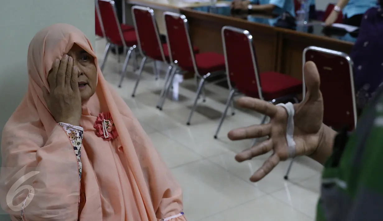Lebih dari 400 orang penderita katarak  melakukan proses screening untuk operasi katarak yang diadakan Kantor Wilayah Direktorat Jenderal (Ditjen) Pajak Jakarta Barat, Jakarta, Sabtu (28/11/2015). (Liputan6.com/Herman Zakharia)