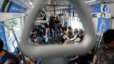 Warga menaiki MRT Rute Lebak Bulus - Bundaran HI, Jakarta, Kamis (22/6/2023). Dalam rangka merayakan HUT ke-496 DKI Jakarta, tarif TransJakarta (TransJ), LRT, hingga MRT cuma Rp 1. (Liputan6.com/Johan Tallo)