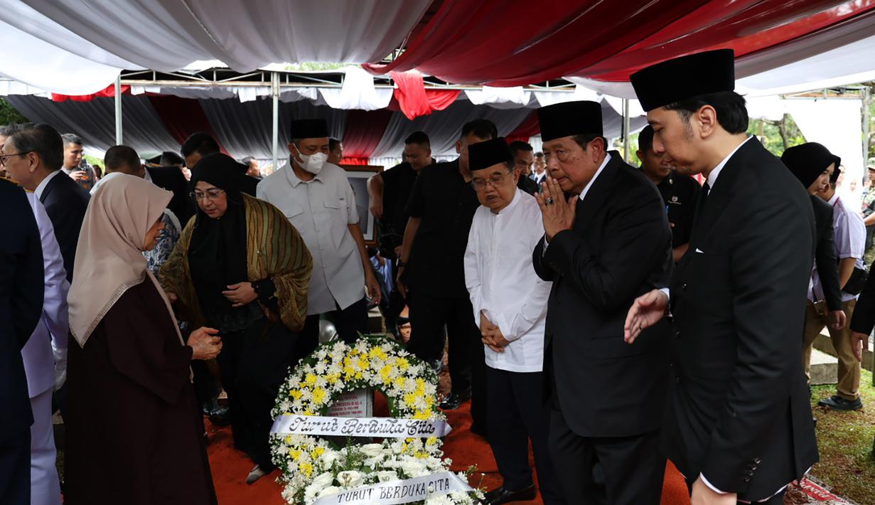 Sebagai informasi, Try Sutrisno lahir pada 15 November 1935 di Surabaya, Jawa Timur dan termasuk salah satu Wakil Presiden Indonesia yang berasal dari golongan militer. Tampak dalam foto, sejumlah tokoh nasional yang menghadiri prosesi pemakaman jenazah Wakil Presiden Republik Indonesia ke-6, Try Sutrisno, di Taman Makam Pahlawan Nasional, Kalibata , Jakarta, Senin (2/3/2026). (merdeka.com/Arie Basuki)