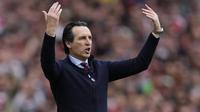 Pelatih Aston Villa, Unai Emery memberi instruksi kepada pemainnya saat menghadapi Arsenal pada laga pekan ke-33 Premier League 2023/2024 di Emirates Stadium, London, Minggu (14/4/2024). (AP Photo/Kirsty Wigglesworth)