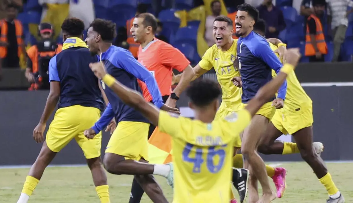 Pada babak tambahan ini, Ronaldo kembali mencetak gol untuk membawa Al Nassr berbalik unggul. Al Nassr sukses mempertahankan keunggulan dan menjadi juara. (AP Photo/Samah Zidan)