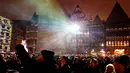 Ratusan warga menyaksikan gedung-gedung disinari cahaya saat pembukaan resmi festival cahaya "Luminale" di Frankfurt, Jerman, (18/3). (AP Photo / Michael Probst)